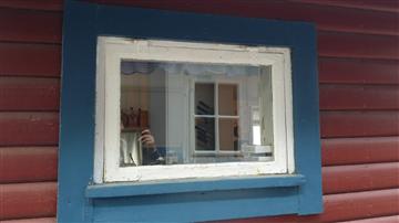 Fönster med slitet kitt före målning